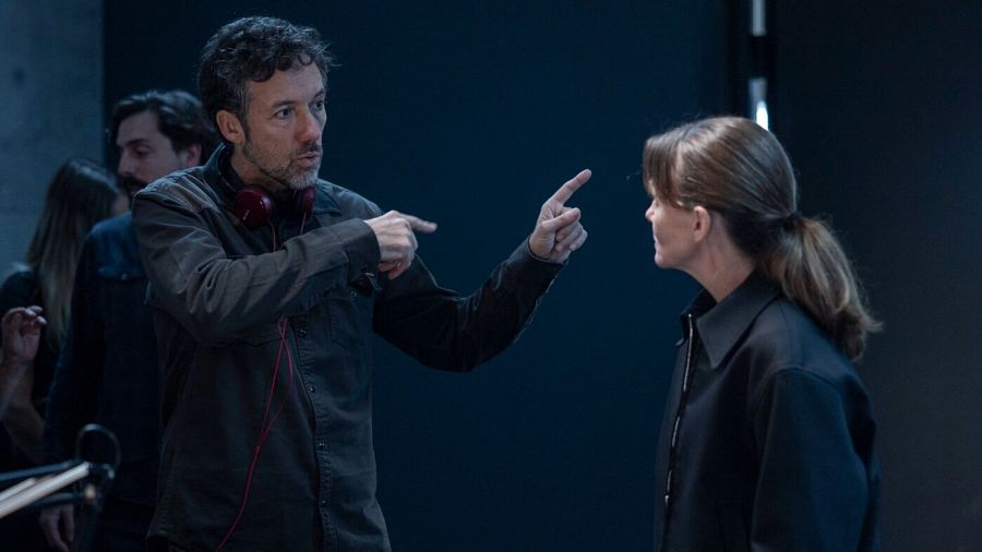 Koldo Almandoz da instrucciones a Nagore Aranburu durante el rodaje