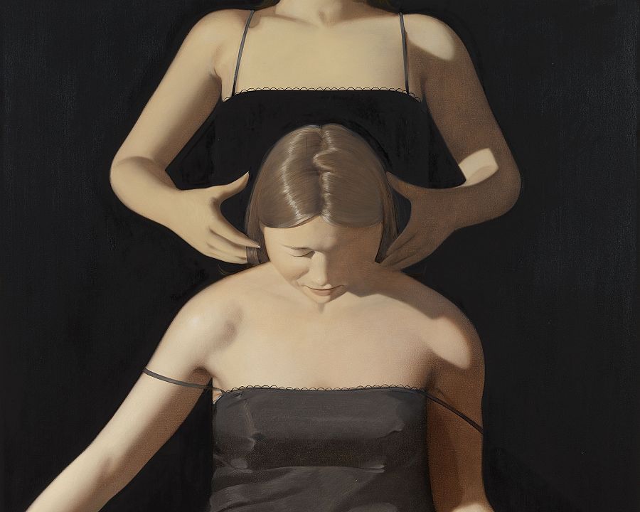 Dos mujeres con vestidos negros se abrazan en un cuadro oscuro; la del primer plano mira hacia abajo con expresión pensativa, un tirante de su vestido se ha caído.