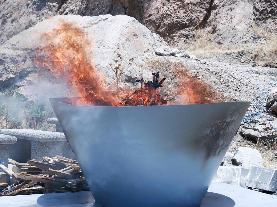 Queman armas en un caldero durante una ceremonia en Sulaimaniyah, en la región autónoma del Kurdistán iraquí