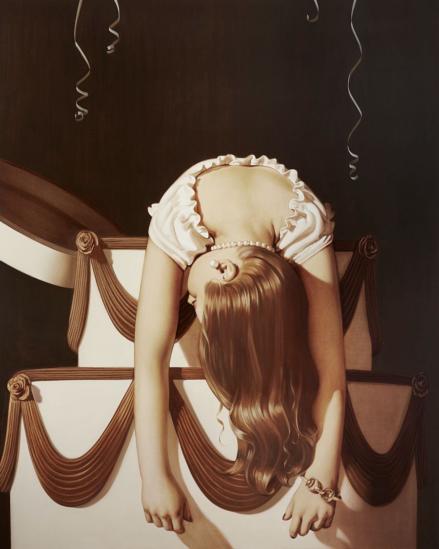 Joven con collar de perlas y pulsera dorada apoyada sobre una gran tarta blanca decorada. Postura melancólica, fondo oscuro y serpentinas.