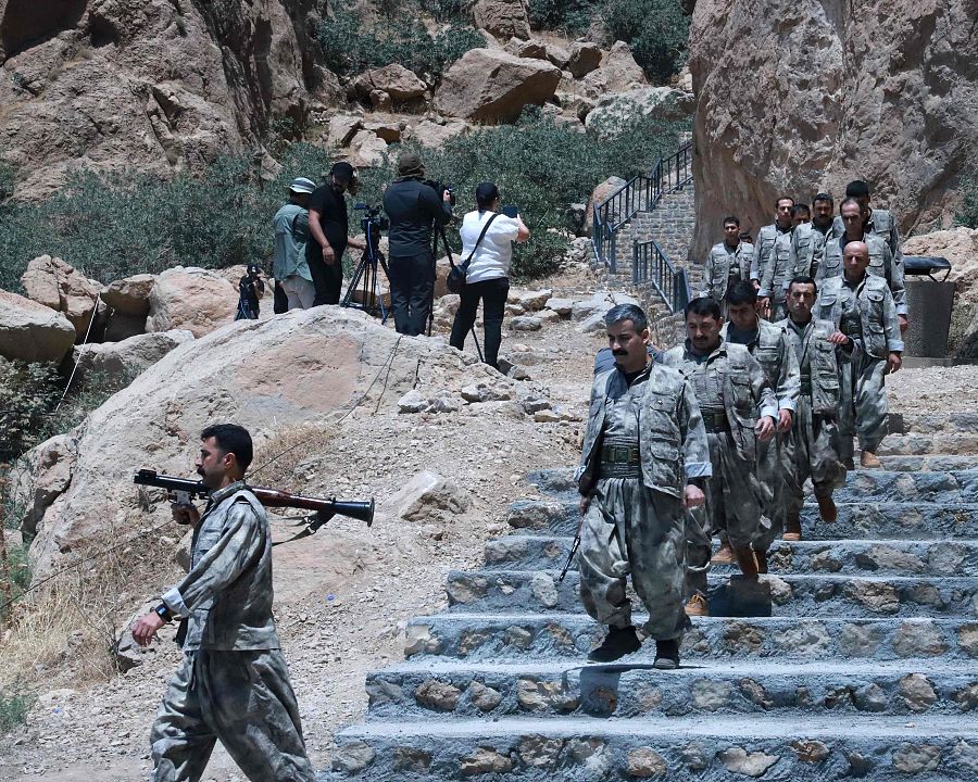 Combatientes del PKK descienden a la ceremonia en Sulaimaniyah