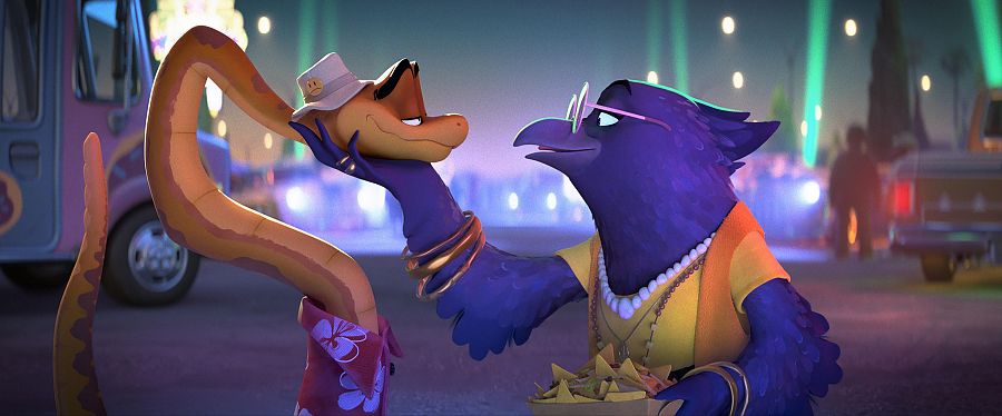 Serpiente con sombrero hawaiano y cuervo con gafas y joyas interactúan en una escena nocturna de 'Los tipos malos 2'.