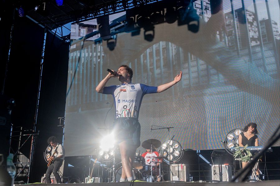 Concierto de Alcalá Norte en Madrid: vocalista con camiseta 