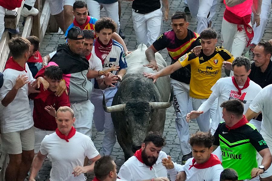 San Fermín 2025: varios mozos tocan a uno de los toros de José Escolar