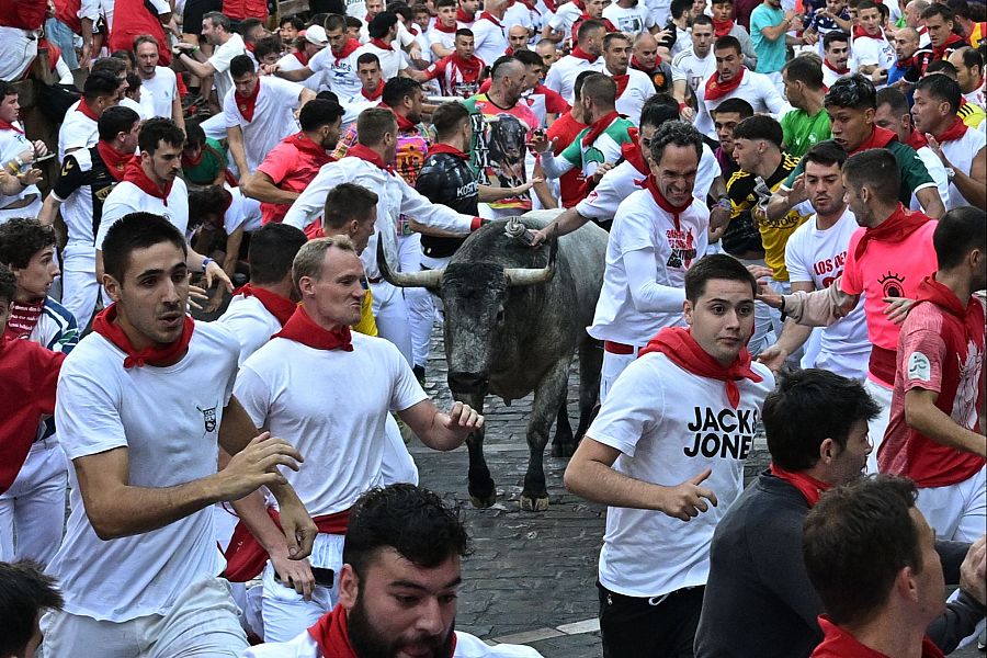 San Fermín 2025: el sexto encierro ha sido multitudinario