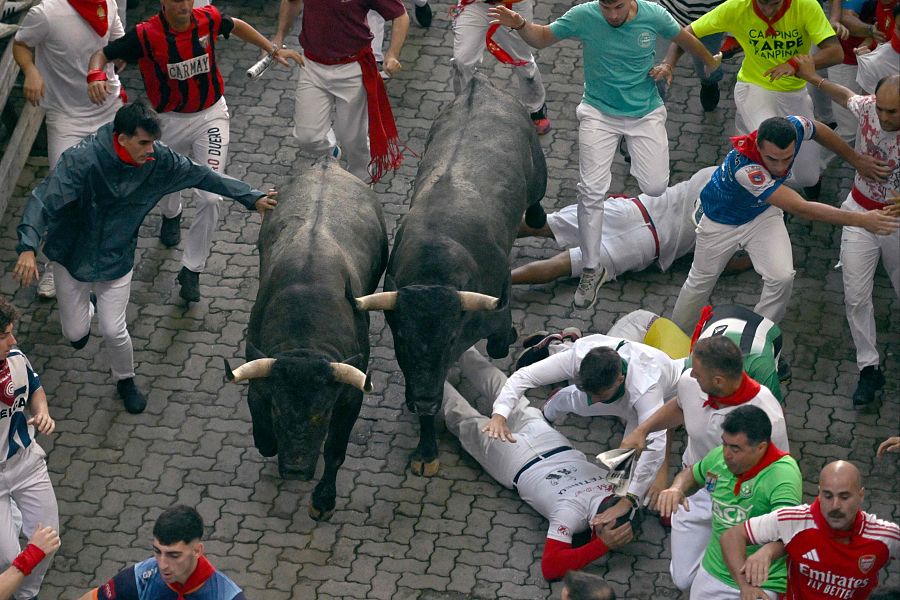 San Fermín 2025: corredores en el suelo ante el paso de los José Escolar