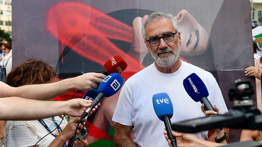 El cineasta Javier Fesser realiza declaraciones a la prensa durante la concentración convocada por la plataforma