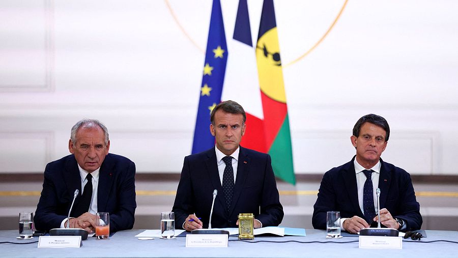 El presidente francés, Emmanuel Macron, el primer ministro, François Bayrou, y el ministro de Ultramar, Manuel Valls, asisten a una reunión con los cargos electos de Nueva Caledonia
