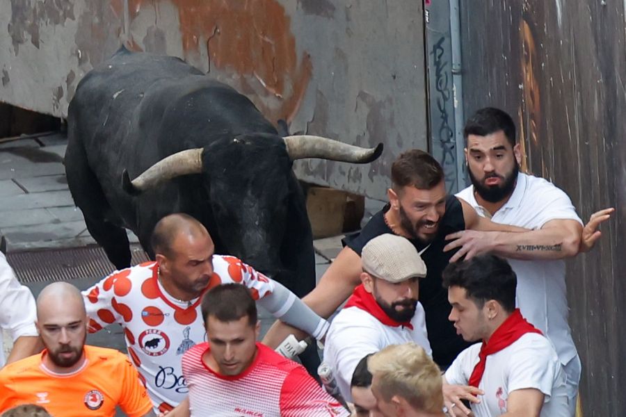San Fermín 2025: los mozos son perseguidos por toros de la ganadería sevillana de Miura