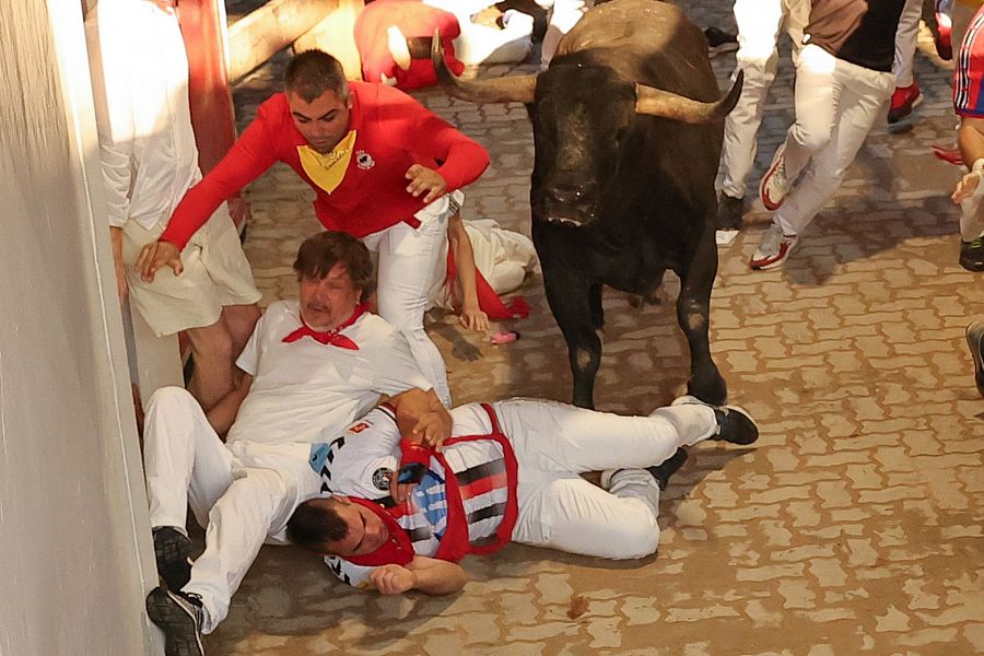 San Fermín 2025: algunos mozos se han caído en el tramo final sin que llegaran a formarse montones