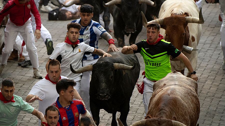 La última carrera de San Fermín 2025 demuestra que a menos gente, mejor encierro