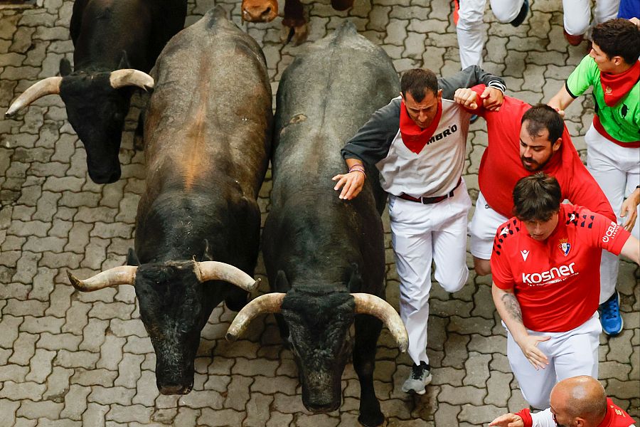 San Fermín 2025: una agrupada y veloz manada de Miura deslumbra en Pamplona
