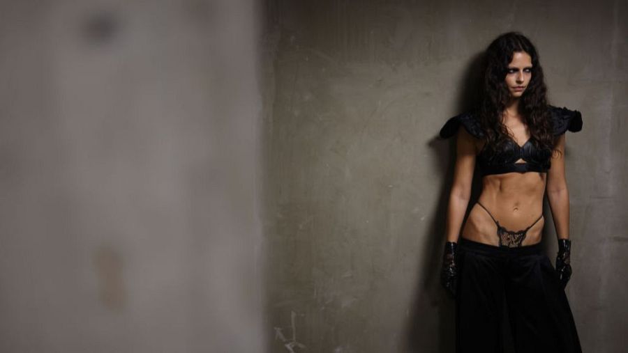 Modelo posa con diseño de Luis de Javier