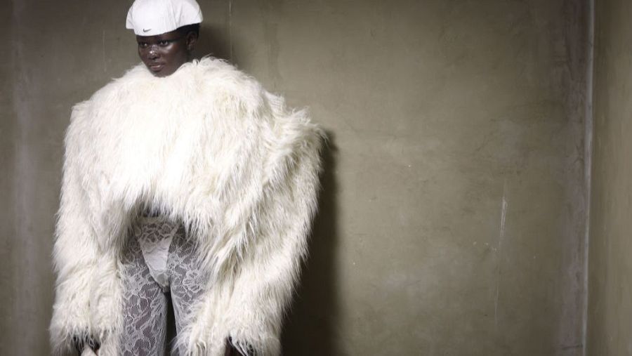 Modelo posa con diseño de Luis de Javier