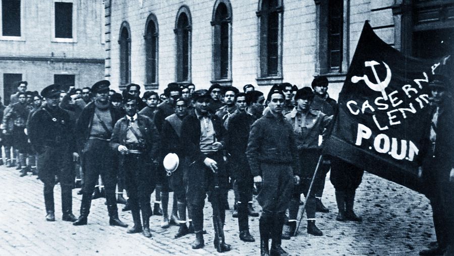 Milicia con bandera negra (hoz y martillo, 