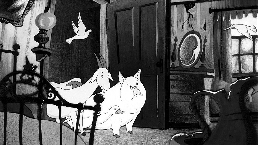 Animales exploran un dormitorio desordenado tras una rebelión.  Cerdo enfadado, cabra, pato y ovejas en primer plano.  Imagen en blanco y negro de la película 