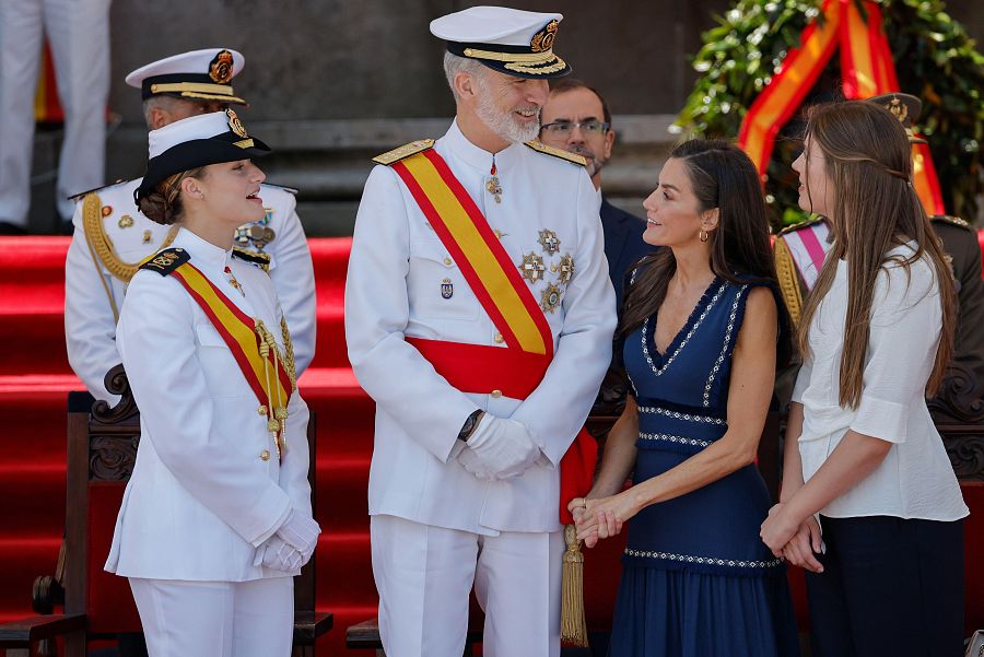 Los reyes y la infanta Sofía asisten a la entrega de reales despachos a los nuevos oficiales en Marín