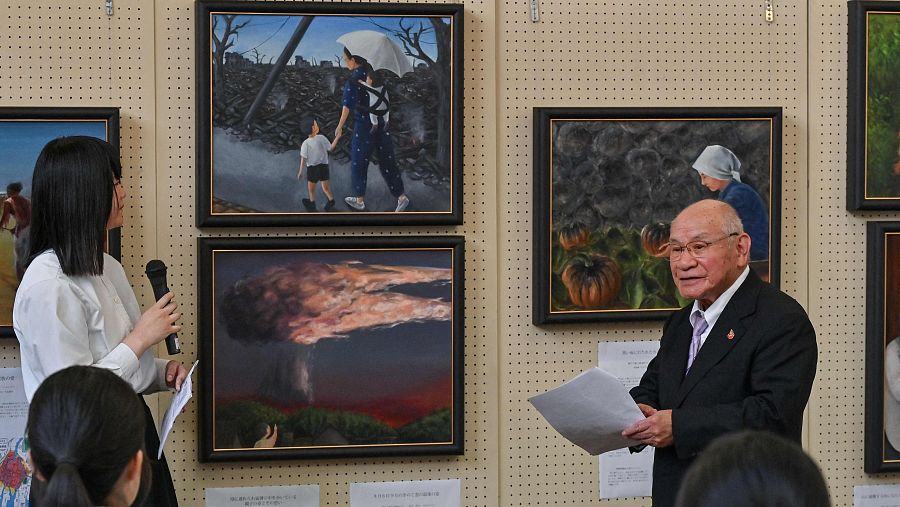 El hibakusha, Masaki Hironaka, habla sobre un cuadro creado por una estudiante japonesa