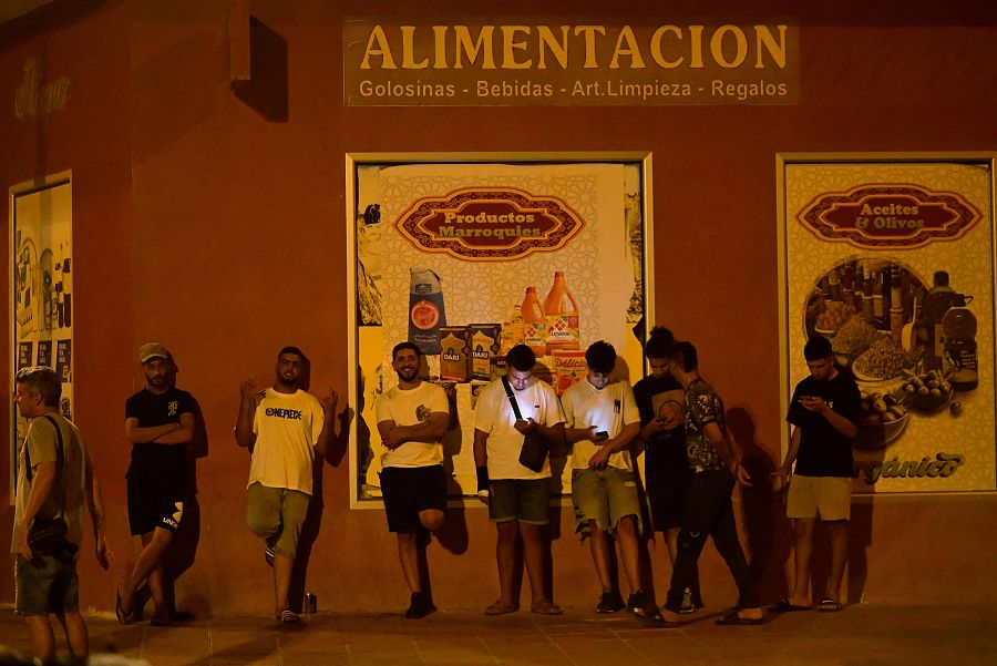 Jóvenes en el barrio de San Antonio en Torre Pacheco, sureste de España