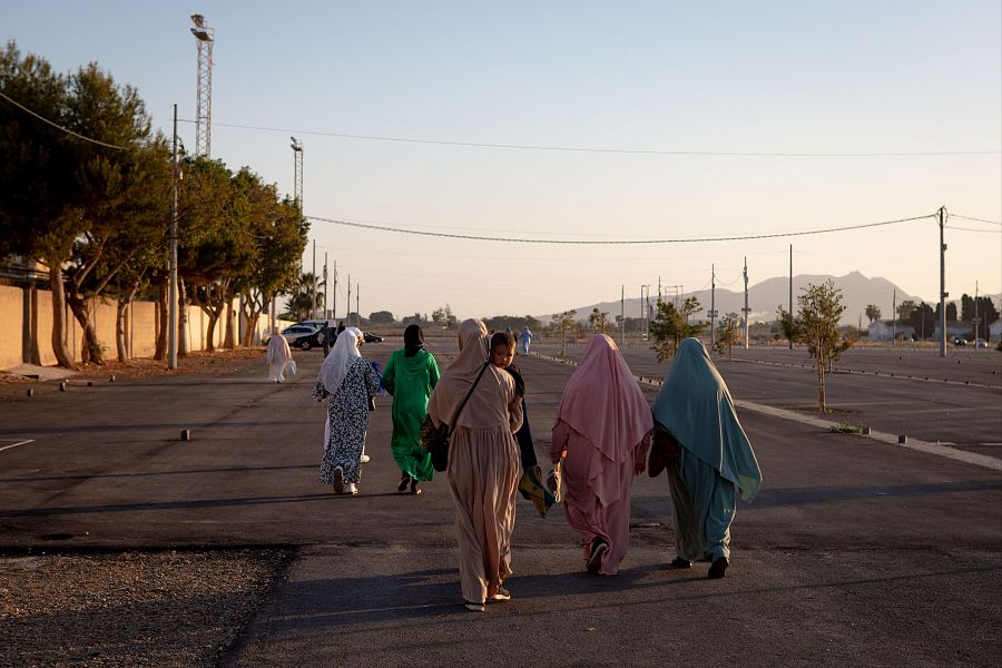 Mujeres musulmanes se reúnen para realizar la oración del Eid al-Fitr en Torre-Pacheco, en 2023