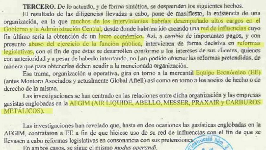 Auto judicial sobre presunta trama corrupta en España, investigando la relación entre una mercantil y empresas gasistas,  usando influencias políticas para obtener beneficios económicos a cambio de reformas legislativas.