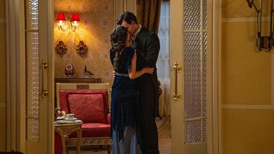 La Promesa: Descubren a Curro y Ángela besándose