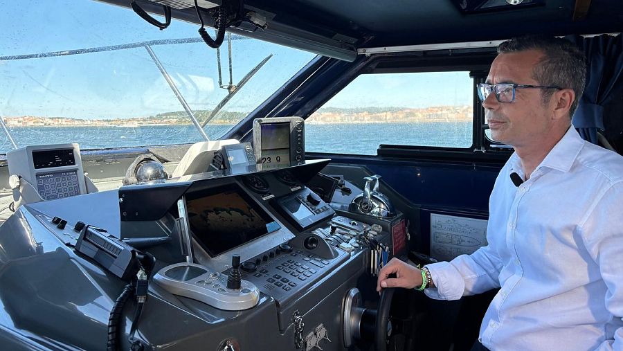Javier Amaro explica la tecnología existente a bordo