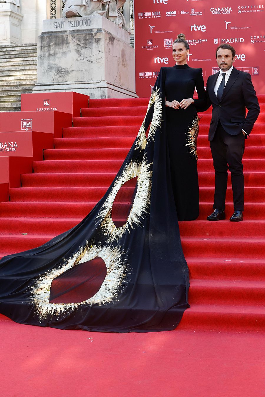 Vanesa Romero y el diseñador Rubén Hernández en los Premios de la Academia de la Moda Española 2025