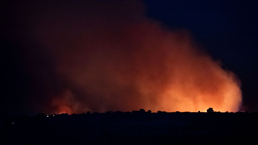Vista nocturna del incendio, a 17 de julio de 2025, en Calypo-Fado, Madrid (España).