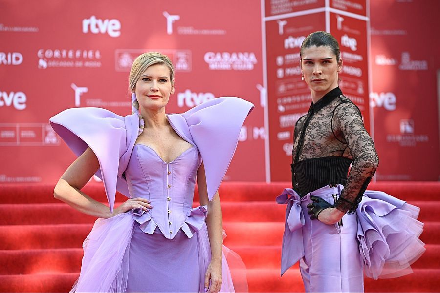 Maya Hansen y Rodrigo Laguna en la alfombra roja de los Premios Academia de la Moda Española 2025
