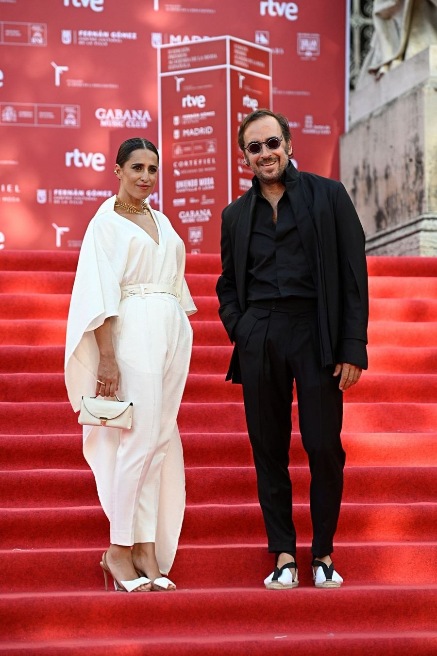 Paul García de Oteyza y Caterina Pañeda en la alfombra roja de los Premios Academia de la Moda Española 2025
