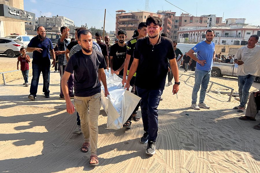 Un grupo de personas transporta el cadáver de un palestino durante un funeral en el hospital Nasser de Jan Yunis
