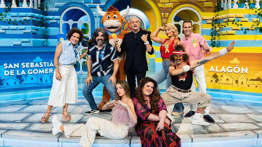 Presentadores y participantes del tercer programa del Grand Prix 2025. Se ven colaboradores, mascota y representantes de diferentes localidades.