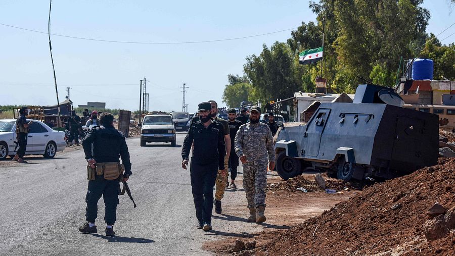 Las fuerzas de seguridad gubernamentales sirias vigilan un puesto de control para impedir que los combatientes tribales beduinos lleguen a la ciudad de Sueida