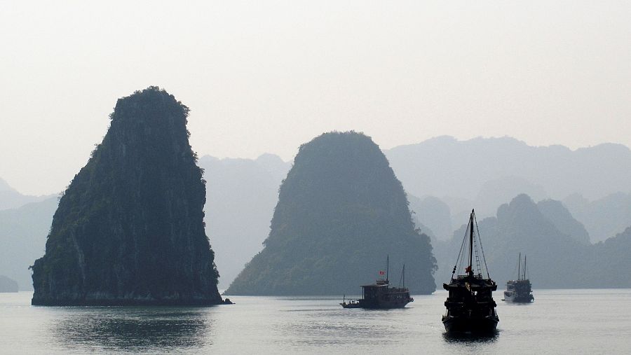 Barcos de turistas en la bahía de Ha-Long, Vietnam.