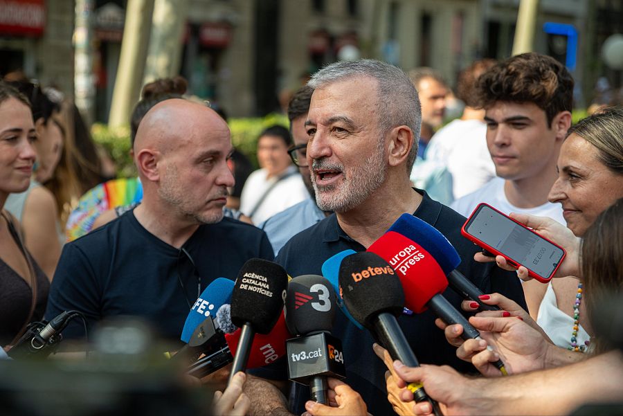 El alcalde de Barcelona, Jaume Collboni, atiende a los medios de comunicación durante la manifestación del Pride Barcelona