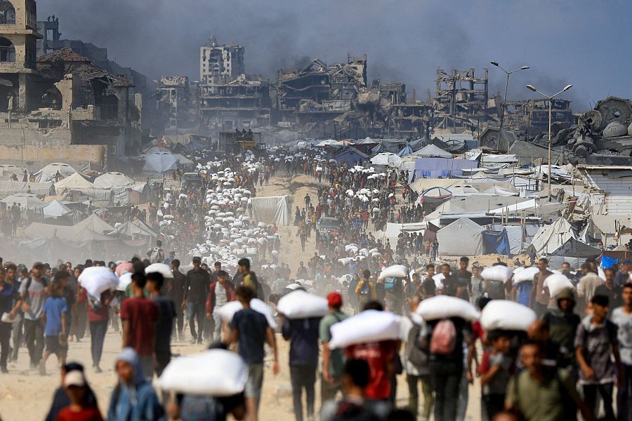 Palestinos transportan suministros de ayuda en Beit Lahia, en el norte de la Franja de Gaza