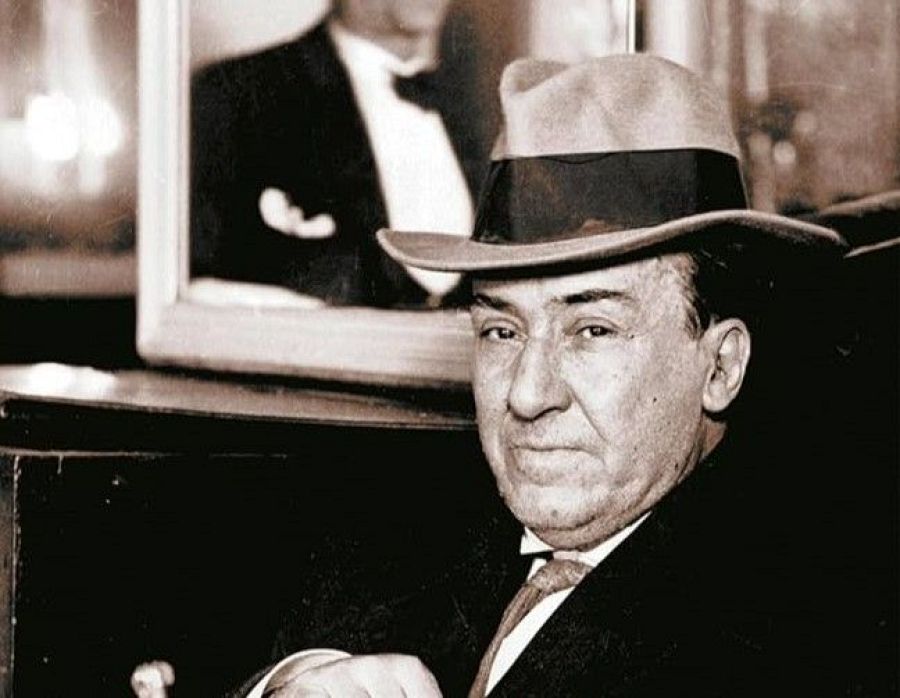 Retrato en blanco y negro de Federico García Lorca con traje oscuro, corbata clara y sombrero.  Expresión seria, mirando a cámara. Detalle de portada de libro.