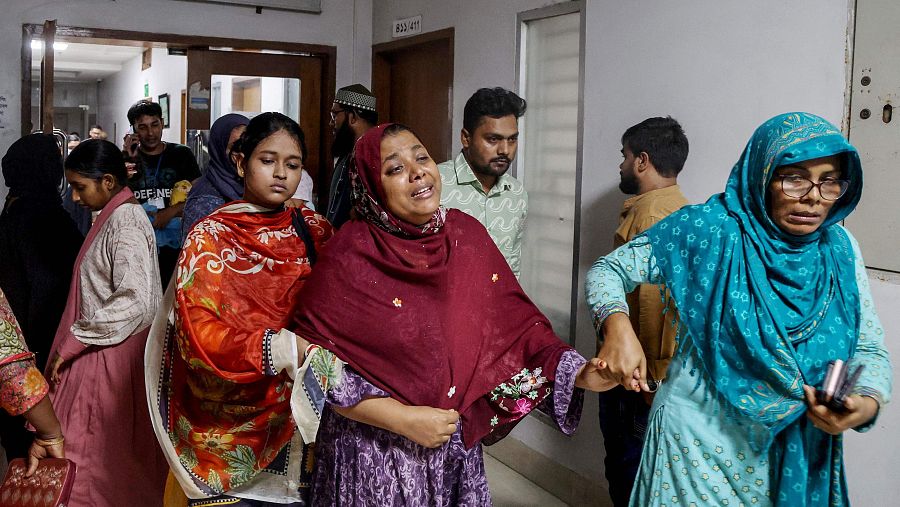 Un caza de la Fuerza Aérea de Bangladés se estrella contra una escuela en Daca y deja 19 muertos y 164 heridos