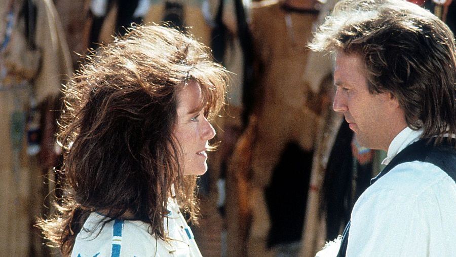 Imagen con los actores Mary McDonnell y Kevin Costner