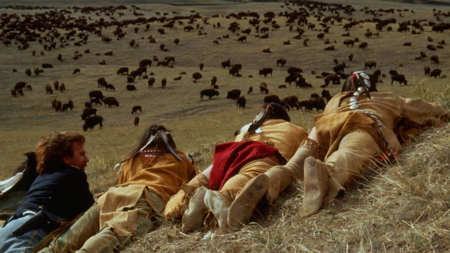 Imagen de la famosa estampida de búfalos en Una de las secuencias más recordadas de 'Bailando con lobos': la cacería de búfalos