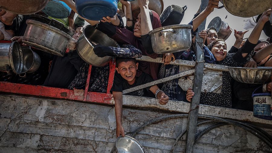 Palestinos intentan conseguir comida en Gaza