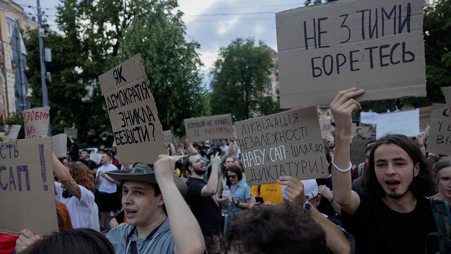 Ucranianos salen a la calle para protestar por las medidas sobre la agencia anticorrupción