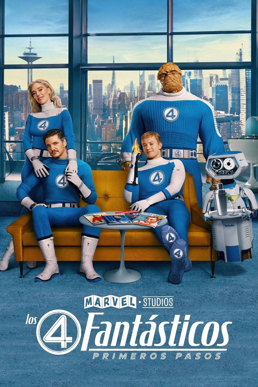 Los 4 Fantásticos en un salón moderno, con sus trajes azules y blancos, junto a un robot. Cartel promocional de Marvel Studios para 