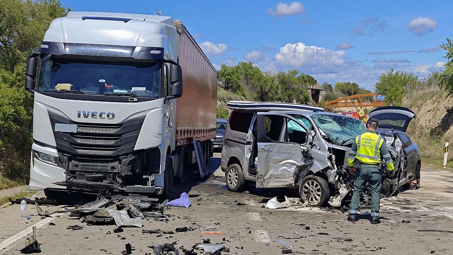 Vehículos implicados en un accidente de tráfico en huesca, con un fallecido y varios heridos graves, en abril de 2025