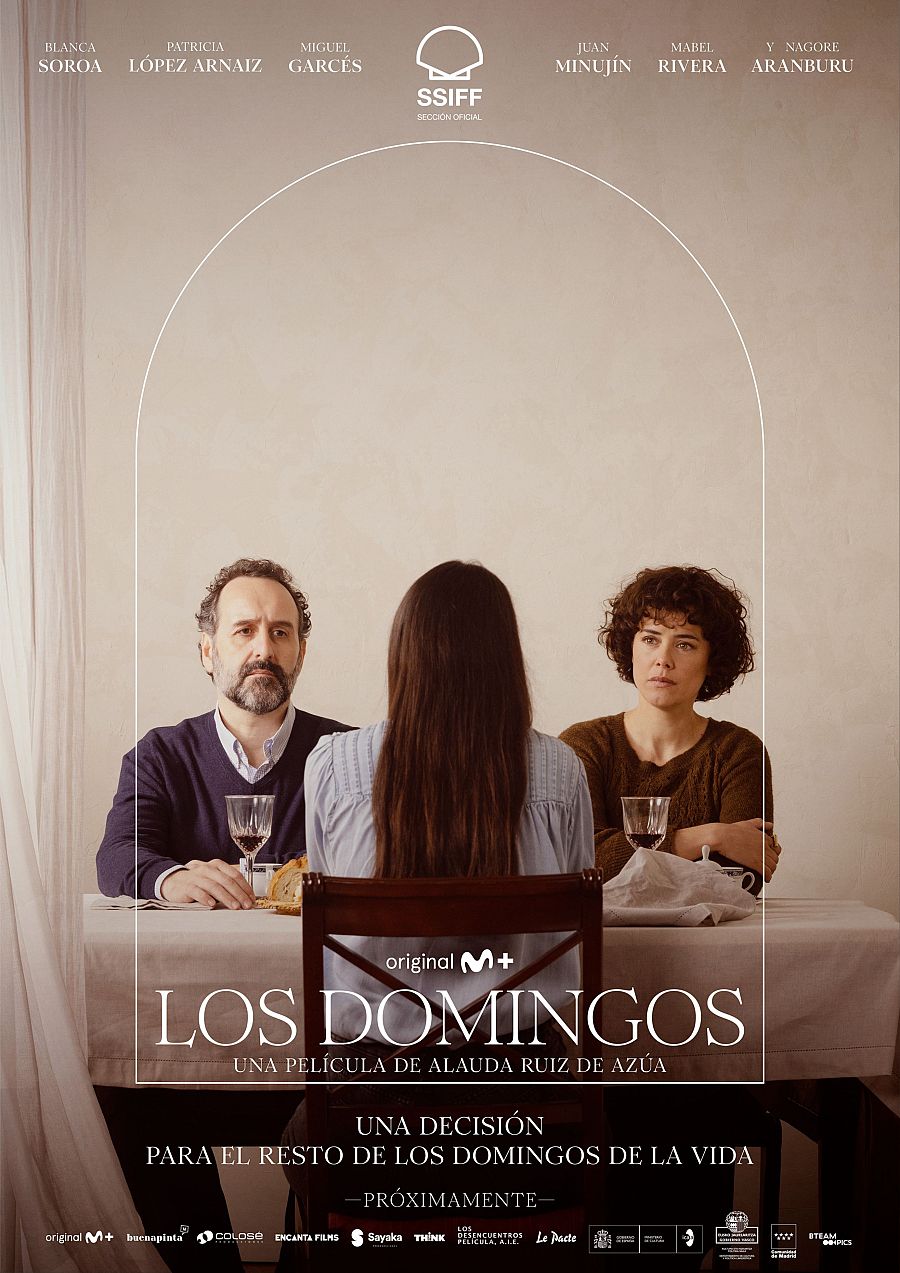Cartel de la película 'Los Domingos': tres personas sentadas a una mesa, atmósfera seria.  Estreno próximo en Movistar Plus+. 