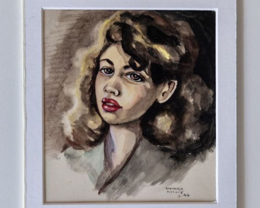 Autorretrato de una joven con cabello oscuro y rizado, vestida con ropa clara. Técnica suave, difuminada, firmada y fechada en 1946.
