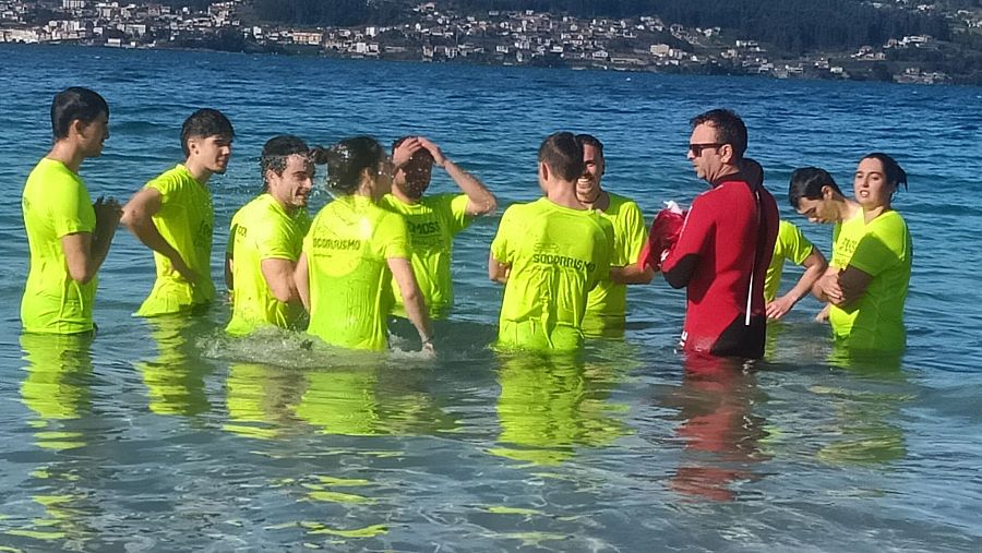 Roberto Barcala impartiendo una clase de socorrismo a los alumnos de Ciencias de la Actividad Física y el Deporte en la Playa de Mogor, en Marín, Pontevedra.