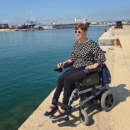 Yolanda Ruiz en su silla de ruedas al borde del mar.