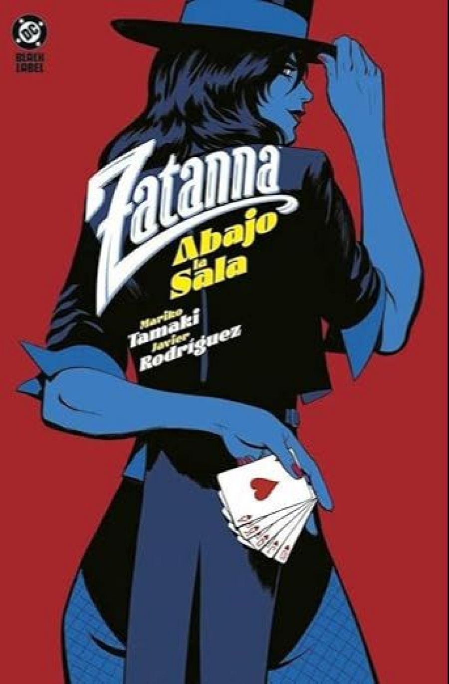 Portada de cómic con Zatanna, maga con sombrero y chaqueta, sosteniendo cartas. Colores planos, azul, negro y rojo sobre fondo rojo. Estilo estilizado.